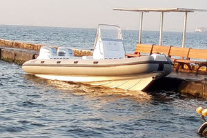 bateau pneumatique hors-bord