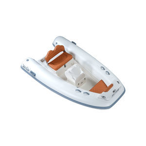 bateau pneumatique hors-bord