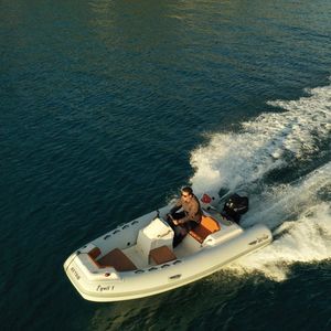 bateau pneumatique hors-bord