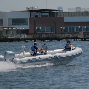 bateau pneumatique hors-bord