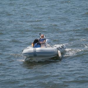 bateau pneumatique hors-bord