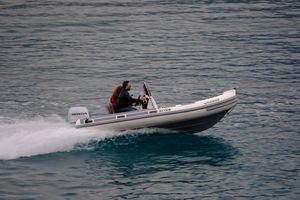 bateau pneumatique hors-bord