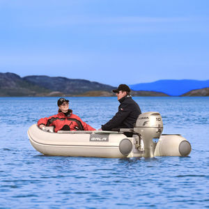 bateau pneumatique hors-bord