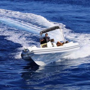 bateau pneumatique hors-bord