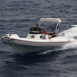 bateau pneumatique hors-bord 1