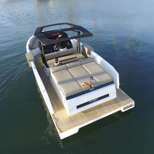 coque open hors-bord / bimoteur / à console centrale / max. 10 personnes