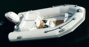bateau pneumatique hors-bord 1