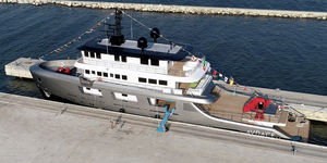 super-yacht de croisière / raised pilothouse