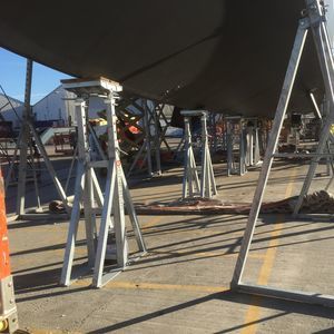 pied de mise sur cale pour bateau à moteur 1