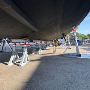 pied de mise sur cale pour bateau à moteur 1