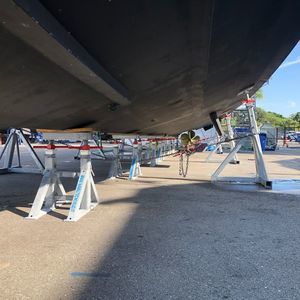 pied de mise sur cale pour bateau à moteur 1