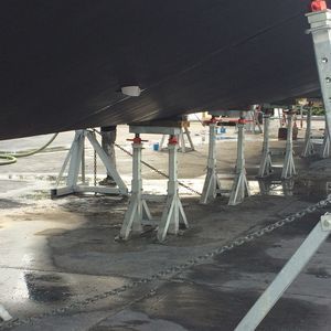 pied de mise sur cale pour bateau à moteur 1