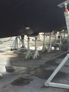 pied de mise sur cale pour bateau à moteur 1