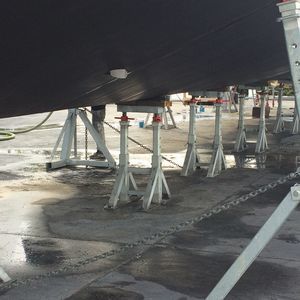 pied de mise sur cale pour bateau à moteur 1