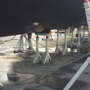 pied de mise sur cale pour bateau à moteur 1