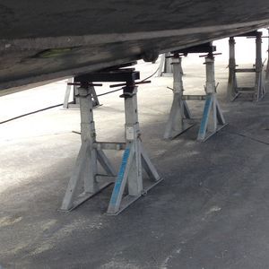 pied de mise sur cale pour bateau à moteur 1