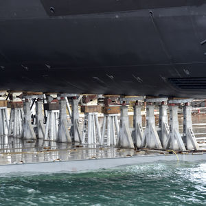 pied de mise sur cale pour bateau à moteur 1