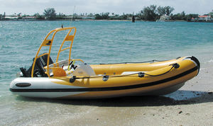 bateau pneumatique hors-bord