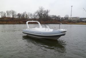 bateau pneumatique hors-bord
