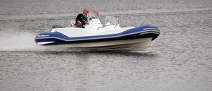 bateau pneumatique hors-bord