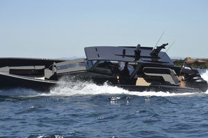 bateau pneumatique hors-bord