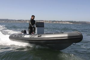 bateau de support pour la plongée 1