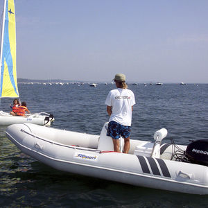 bateau pneumatique hors-bord