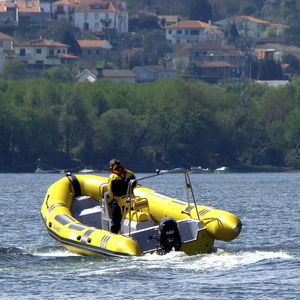 bateau pneumatique hors-bord
