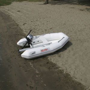 bateau pneumatique hors-bord