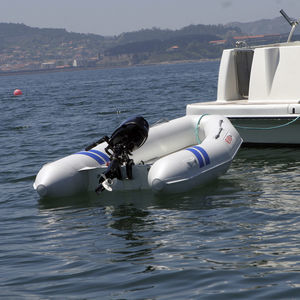 bateau pneumatique hors-bord