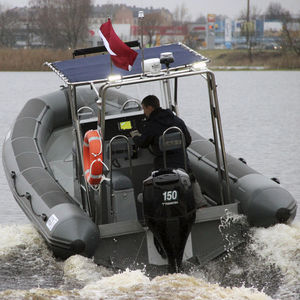 bateau pneumatique hors-bord