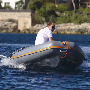 bateau pneumatique hors-bord / semi-rigide / pliable / open