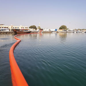 barrage pour pollution aux hydrocarbures