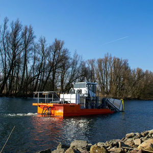 bateau moissonneur d'algues 1