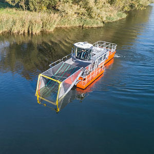bateau moissonneur d'algues 1
