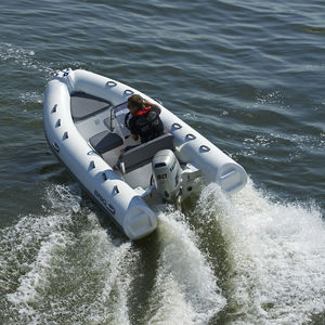 bateau pneumatique hors-bord