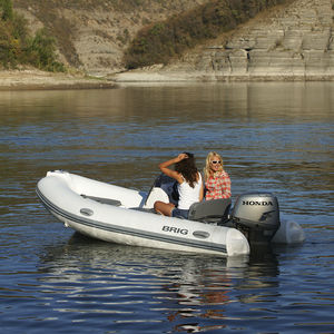bateau pneumatique hors-bord