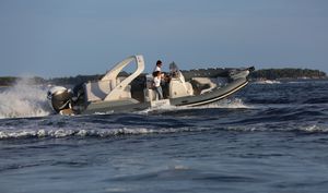 bateau pneumatique hors-bord