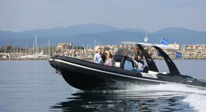 bateau pneumatique hors-bord
