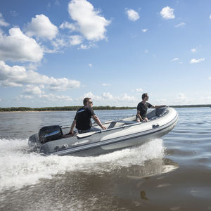 bateau pneumatique hors-bord 1