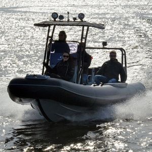bateau pneumatique hors-bord