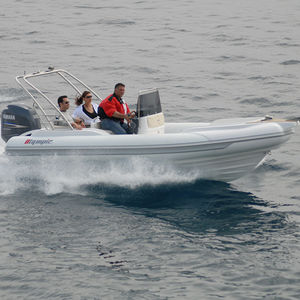 bateau pneumatique hors-bord