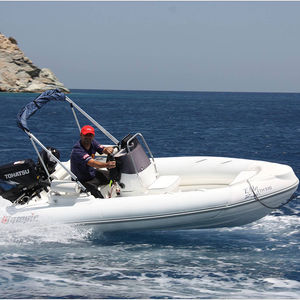 bateau pneumatique hors-bord