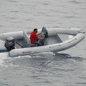 bateau pneumatique hors-bord