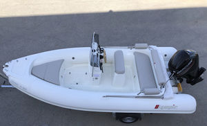 bateau pneumatique hors-bord