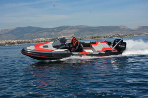bateau pneumatique hors-bord