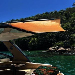 toile tendue pour bateau à moteur