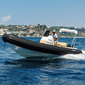 bateau pneumatique hors-bord 1