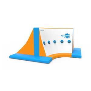 jeu aquatique mur d'escalade