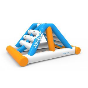 jeu aquatique mur d'escalade